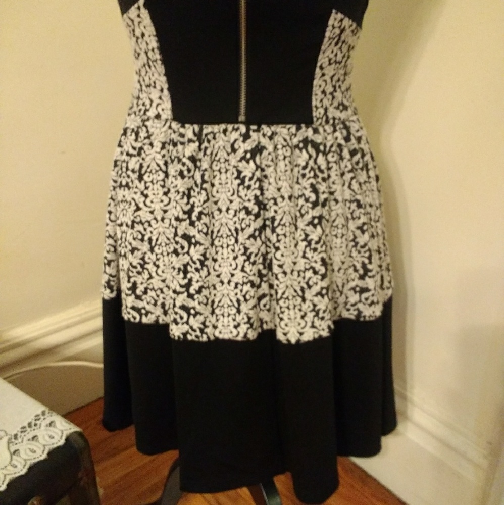 Colorblock Black & Lace Pattern Dress - Picture 2 of 8